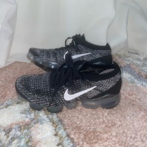 WOMENS NIKE SNEAKERS SIZE 7 VAPORMAX FLYKNIT